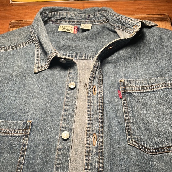 Handpainted southwestern desert scene shirt. Bohemian style Levi’s brand - Picture 4 of 5